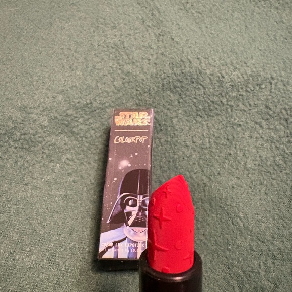 Surrender ColourPop Star Wars
Crème Lux Lipstick - Picture 4 of 11